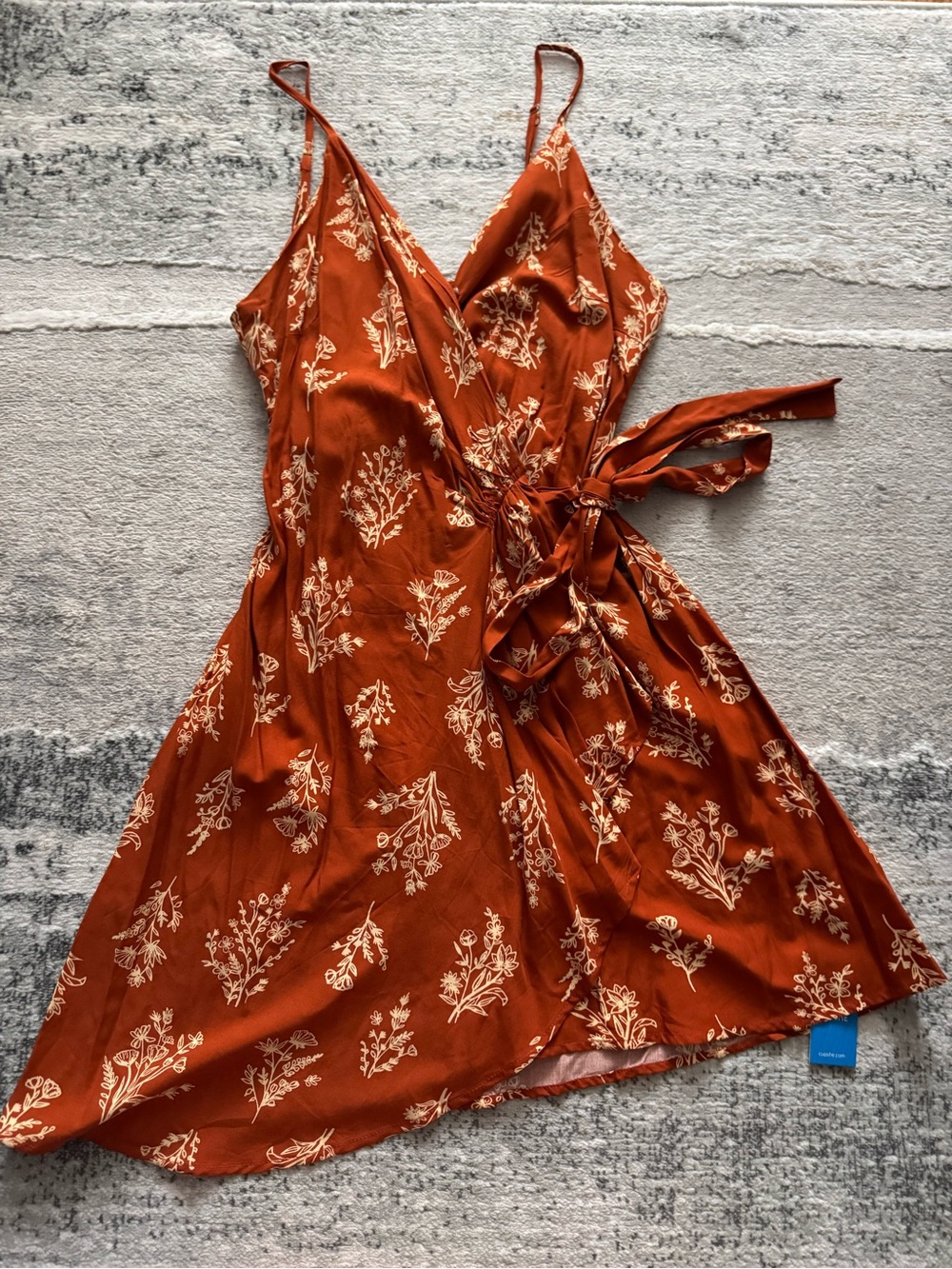 💕 🆕 Cupshe wrap mini dress in caramel brown and cream wildflowers print - Picture 4 of 14